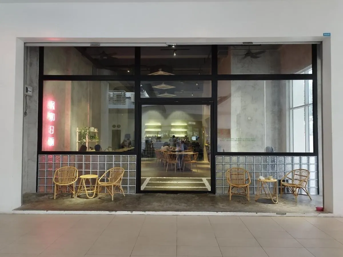 Restary Snow White: Infinity Pool Suite at Sutera Avenue Kota Kinabalu Apartment